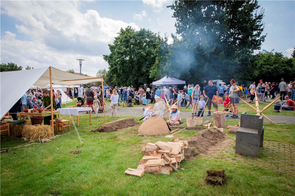 Das römisch-germanische Handwerk, Gladiatoren-Kämpfe, exerzierende Römer, Mitmach-Aktionen für junge Besucher - im Römermuseum in Haltern war richtig was los.