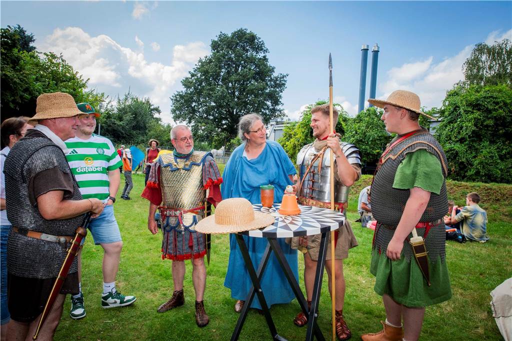 Das römisch-germanische Handwerk, Gladiatoren-Kämpfe, exerzierende Römer, Mitmach-Aktionen für junge Besucher - im Römermuseum in Haltern war richtig was los.