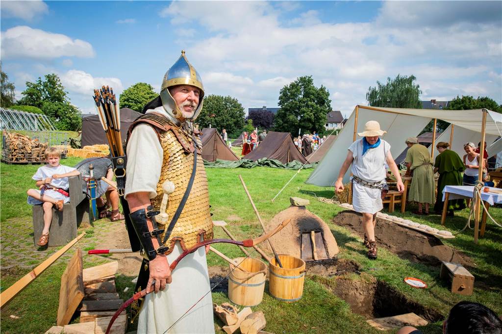 Das römisch-germanische Handwerk, Gladiatoren-Kämpfe, exerzierende Römer, Mitmach-Aktionen für junge Besucher - im Römermuseum in Haltern war richtig was los.