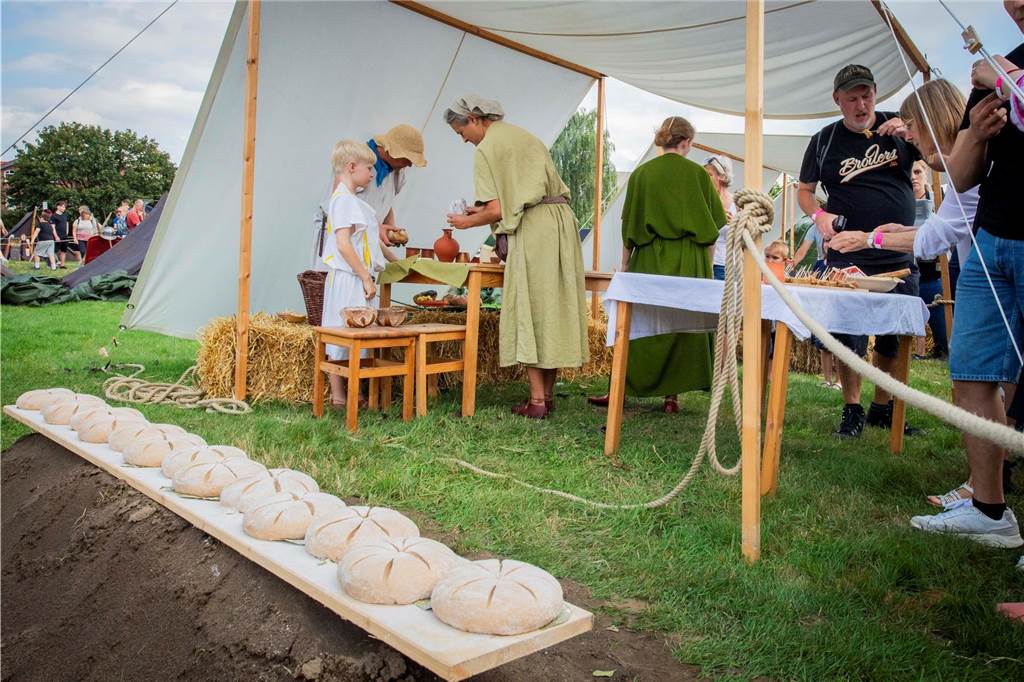 Das römisch-germanische Handwerk, Gladiatoren-Kämpfe, exerzierende Römer, Mitmach-Aktionen für junge Besucher - im Römermuseum in Haltern war richtig was los.