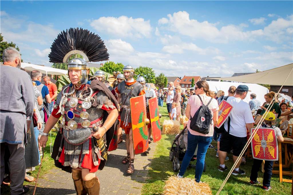 Das römisch-germanische Handwerk, Gladiatoren-Kämpfe, exerzierende Römer, Mitmach-Aktionen für junge Besucher - im Römermuseum in Haltern war richtig was los.