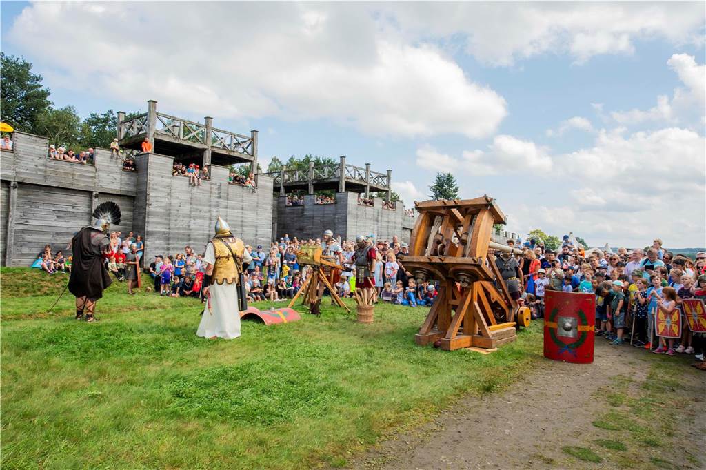 Das römisch-germanische Handwerk, Gladiatoren-Kämpfe, exerzierende Römer, Mitmach-Aktionen für junge Besucher - im Römermuseum in Haltern war richtig was los.