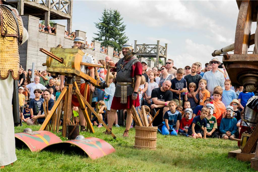 Das römisch-germanische Handwerk, Gladiatoren-Kämpfe, exerzierende Römer, Mitmach-Aktionen für junge Besucher - im Römermuseum in Haltern war richtig was los.