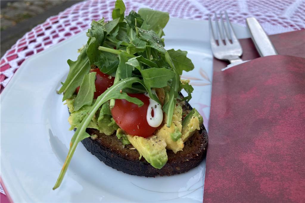 Röstbrot im Café Kichererbse: klein, scharf, macht satt Das Röstbrot mit Avocado, Rucola und Kirschtomaten wurde frisch vor meinen Augen zubereitet und war schnell fertig.