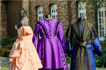 Das rosafarbene Kleid aus der Biedermeier-Zeit betont den Po mit viel Stoff und Rosette. Daher wird es von der Leihgeber-Familie „Frühling am Po“ genannt.