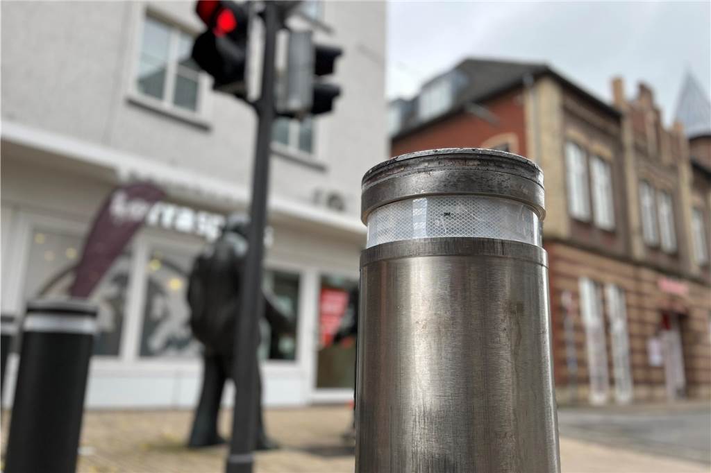 Nach Sturz: Sicherheitspoller in der Stadt sorgen für Unmut Sicherheitspoller an der Essener Straße in Dorsten