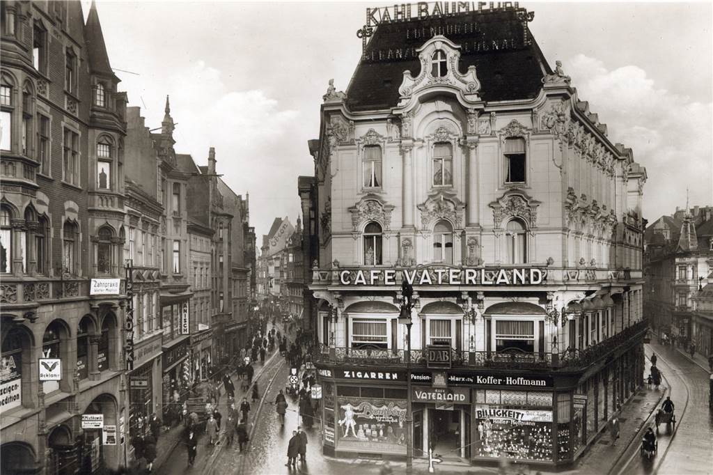 „St. Pauli im Kleinen“: Wo in Dortmund oft bis 4 Uhr nachts was los ist Das Ruhfus-Haus mit seinem Cafe markiert schon seit mehr als 100 Jahren den Eingang zum Quartier mit Brückstraße (l.) und Reinoldistraße.