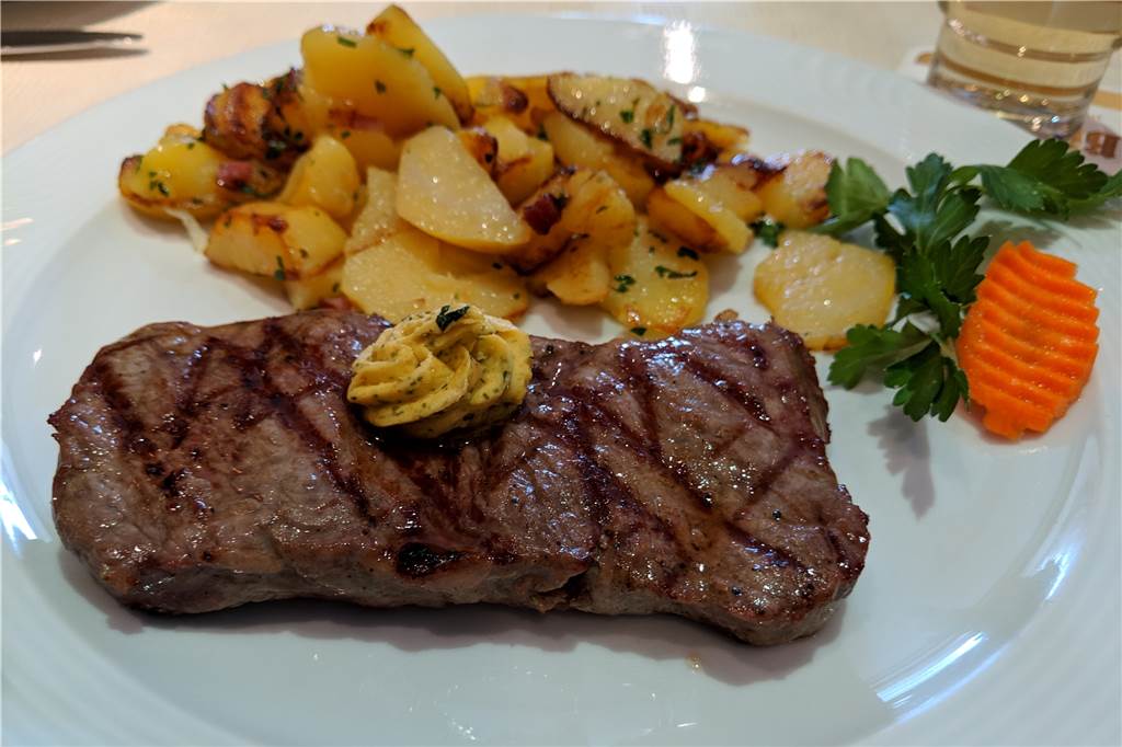 Das Steakhaus am Gabelpunkt überzeugt mit gut gemachten Klassikern für Fleischliebhaber Das Rumpsteak mit Bratkartoffeln zählt zu den kleineren Gerichten auf der Karte.