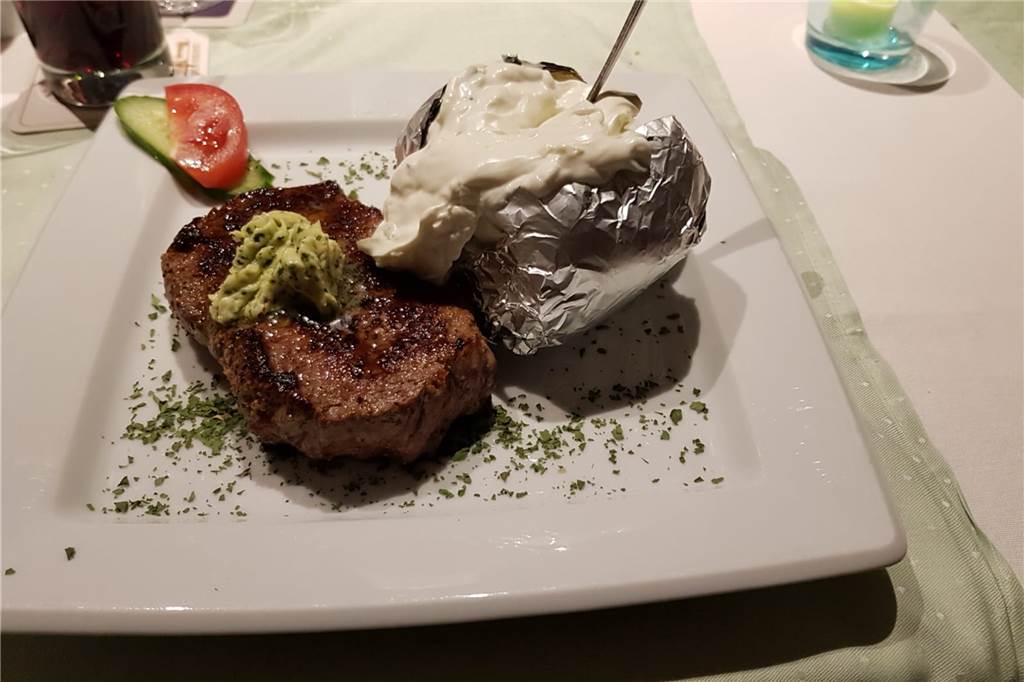 Im Restaurant Daun schmaust der Gast ein Häppchen vom Paradies Das Rumpsteak mit Ofenkartoffel.