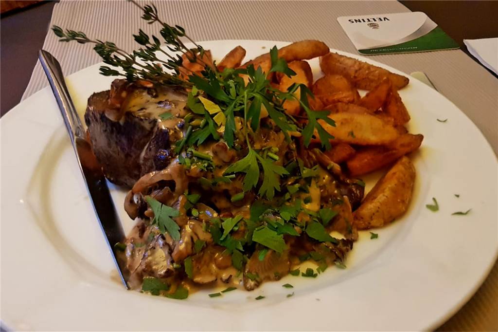 Im Vredener Gasthaus Terrahe gibt es bestes Fleisch vom eigenen Metzger Das Rumpsteak mit Pfifferlingen wird mit frischen Kräutern serviert.