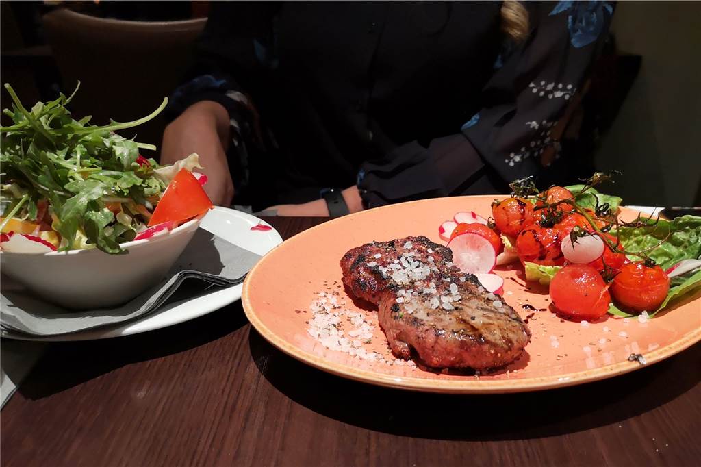 Im Bistro denk-mal überzeugen modern zubereitete Klassiker und ein tolles Ambiente Das Rumpsteak vom Lavastein-Grill ist das beste Gericht des Abends.