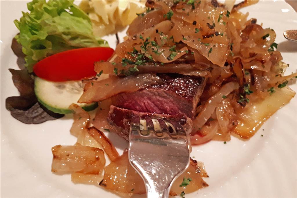 Simonsmeier: Rustikales Ambiente und ein Steak auf den Punkt im Capeller Landgasthaus Das Rumpsteak war auf den Punkt medium.