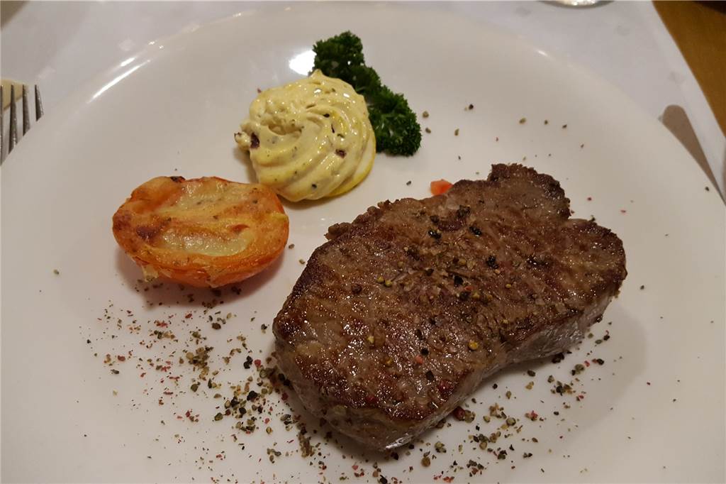 Das M3 setzt im modernen Ambiente auf klassische Gerichte und saisonale Küche Das Rumpsteak war auf den Punkt medium und hervorragend im Geschmack.