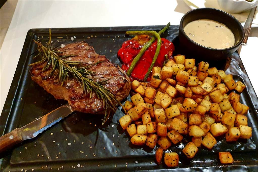 Steaks, Burger, Spare Ribs: „Höstenpumpe“ ist mehr als Wüllens Dorfkneipe Das Rumpsteak wurde nicht nur schön angerichtet, sondern schmeckte auch ausgezeichnet.