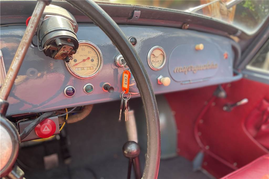 Russischer Oldtimer im Ruhrpott: Dieses Auto gibt es nur noch viermal Das Armaturenbrett des russischen Oldtimers aus der Nähe fotografiert.