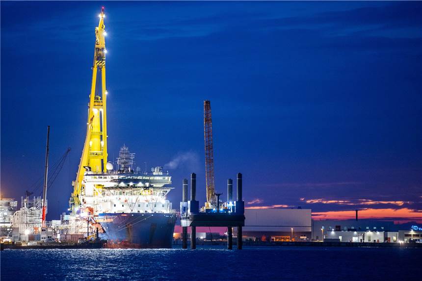 Umstrittene Gaspipeline: Was ein Ende von Nord Stream 2 bedeuten würde Das russische Verlegeschiff «Akademik Tscherski» liegt im Hafen Mukran auf der Insel Rügen. Das Spezialschiff wird im Hafen für seinen Einsatz zum Weiterbau der Ostseepipeline Nord Stream 2 vorbereitet.