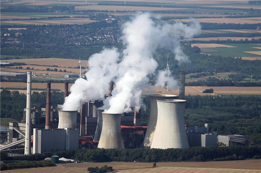 Regierung setzt Kohlekommission ein: „Historischer Auftrag“ Das RWE-Braunkohlekraftwerk Neurath in Grevenbroich-Neurath. Foto: Oliver Berg/Archiv