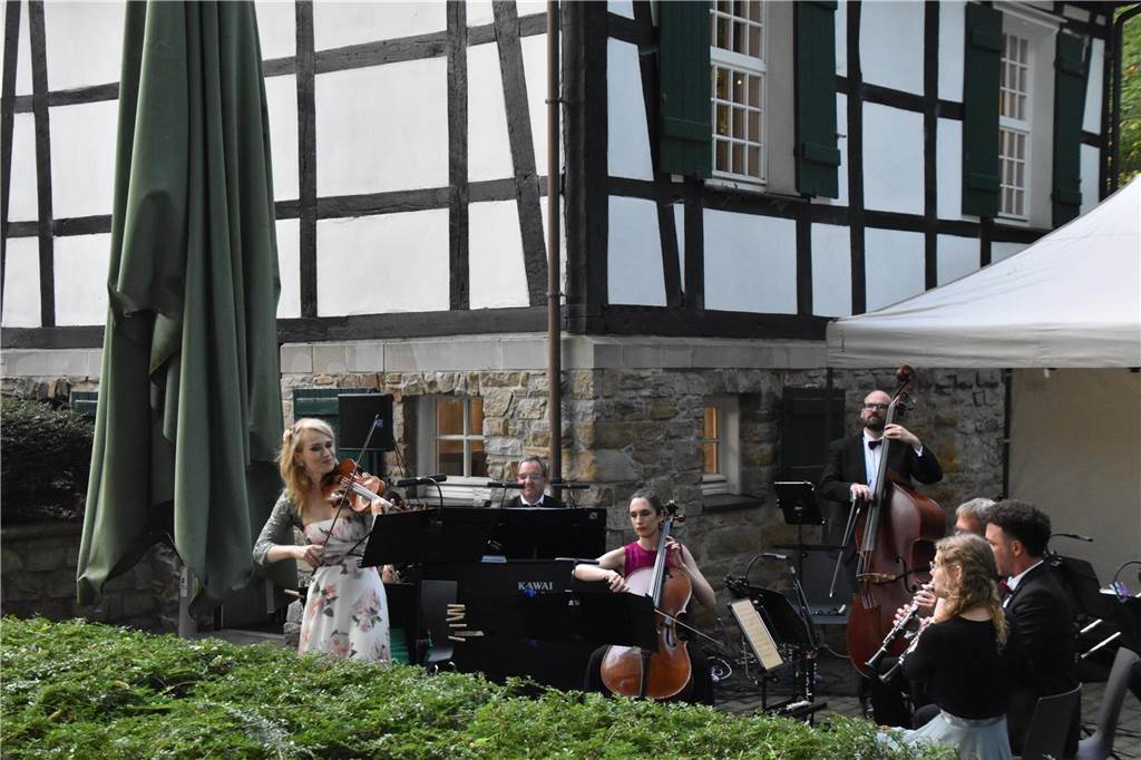 Das Salonorchester Münster spielte im Schatten der Schlossmühle Lippholthausen.