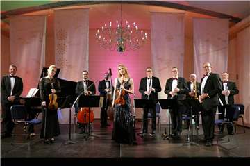 "Das Salonorchester Münster wird unter der Leitung von Gereon Kleinhubbert und der Moderation von Franz Frye für einen angemessenen Ausklang des Jahres sorgen", verspricht der Kuk Olfen.