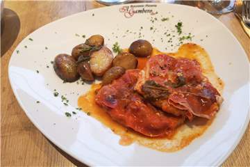 Das Saltimbocca mit Rosmarinkartoffeln überzeugte unsere Reporterin.