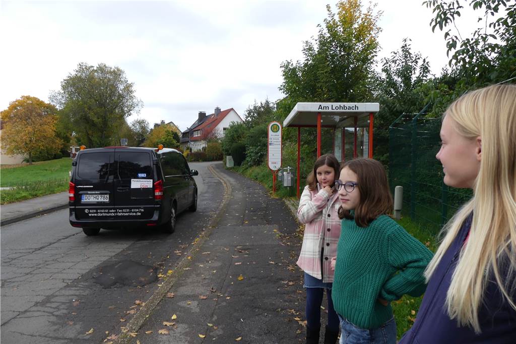 Baustelle Overgünne: Ersatzverkehr fährt - aber nicht für Schulkinder Das Sammeltaxi des Dortmunder Fahrservice nimmt auch Kinder mit, wenn sie an der Haltestelle stehen. Doch die Fahrten beginnen erst ab 8 Uhr morgens. Das ist für die Schülerinnen zu spät.
