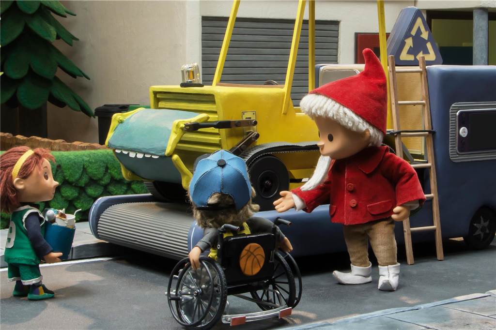 Das Sandmännchen mit den Kindern vor dem Recycling-Fahrzeug.