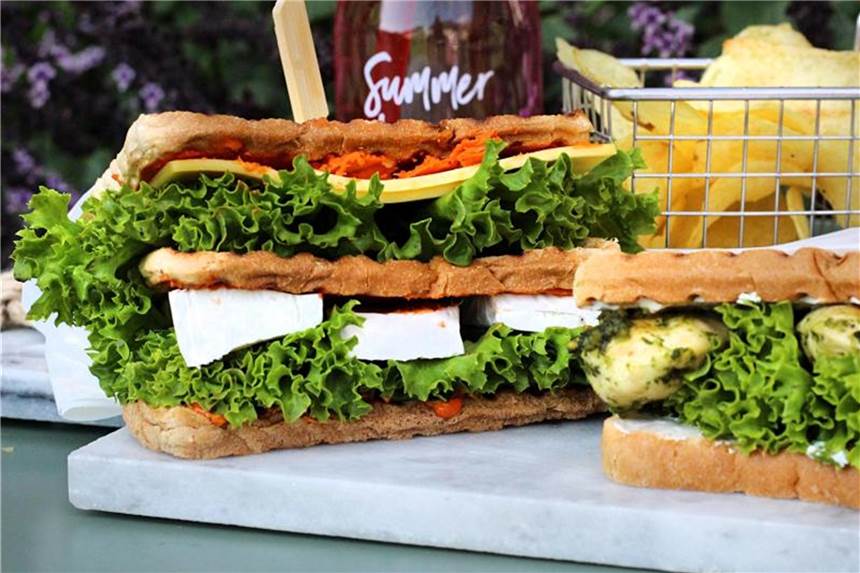 Rezept für Sandwiches mit Käse oder Pesto Das Sandwich schmeckt in beiden Varianten: einmal belegt mit Camembert, Gouda und Tomatenbutter, das andere Mal mit einer Kombi aus Pesto und Hühnchen. Foto: Mareike Winter