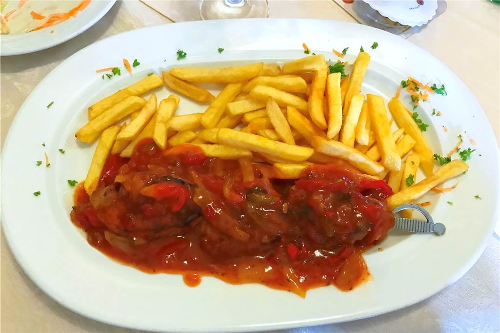 Das Schaschlik "Kaukasisch" mit Zigeunersauce und Pommes frites