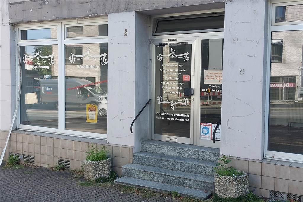 Kirchlinde leidet unter Leerständen: „Bloß keine Spielhallen mehr“ Das Schaufenster der Thai-Massage-Praxis „Goldener Elefant“ war in diesem Jahr plötzlich leer.