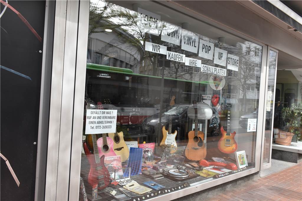 Das Schaufenster zeigt viele begehrte Stücke für Sammler und Liebhaber.