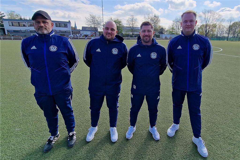 Jubel beim U19-Derbysieger Holzwicekder SC Dirk Rekowski, Silvio Santoro, Dennis Jaeger und Lars Rohwer stehen nebeneinander.