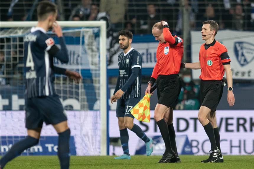 „Emotionen dürfen nicht in Gewalt ausarten“ - Ein Becherwurf mit Folgen Das Schiedsrichtergespann um Benjamin Cortuns (r) verlässt während des Spiels das Spielfeld, nachdem Schiedsrichterassistent Christian Gittelmann (2.v.r.) einen Becher an den Kopf bekommen hatte.