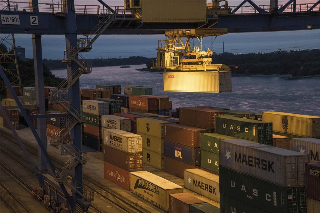 25 Jahre Route Industriekultur: Schiffshebewerk Teil des Jubiläums Das Schiffshebewerk zeigt die Ausstellung "Container", hier eine Aufnahme aus dem "duisport", dem Duisburger Containerhafen, 2017.