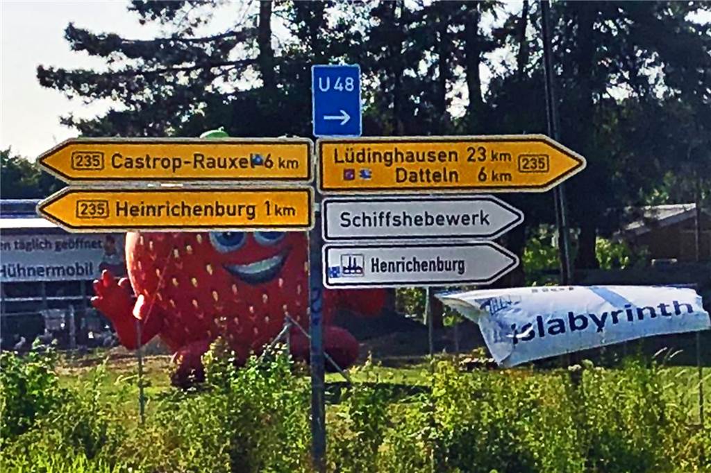 Ende von Heinrichenburg: Tippfehler auf Schild nach Monaten korrigiert Das Schild am Hof Sanders ist korrigiert: Wer von der A2 auf die B235 fährt, für den geht es jetzt nicht mehr links ab nach Heinrichenburg, wie dort monatelang zu lesen war, sondern nach Henrichenburg.