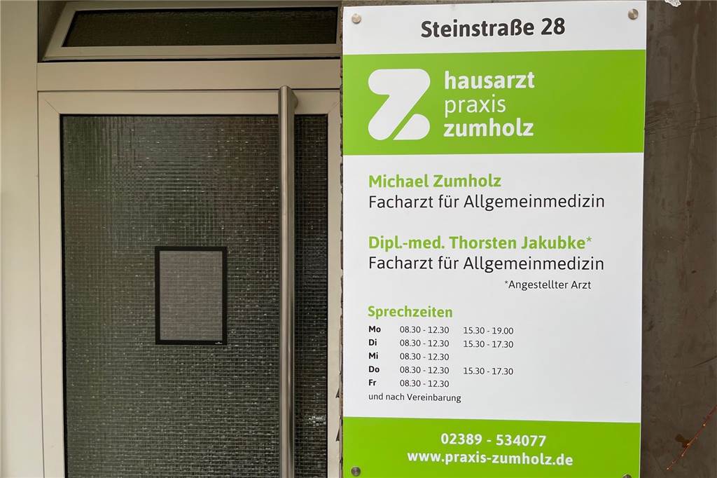 Praxis Jakubke heißt jetzt Zumholz: Beide Ärzte kennen sich schon lange Das Schild an der Tür zur Praxis Zumholz in Werne hat sich zum Jahreswechsel 2023/24 geändert.