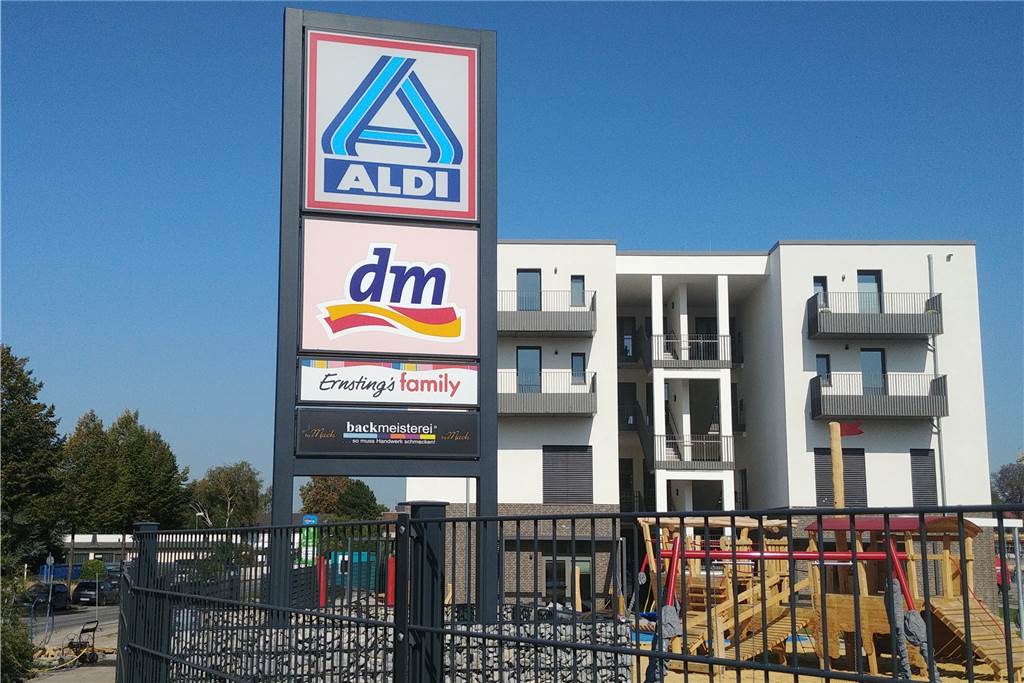 Neu gebaute Bäckereifiliale steht seit über zwei Jahren leer Das Schild, auf dem Besucher des Neubaugebiets informiert werden, kündigt die Bäckerei an.