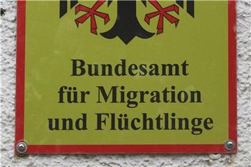 Das Schild der Behörde an der Außenstelle des Bundesamtes für Migration und Flüchtlinge in der Sophie-Hedwig-Straße. Foto: Thomas Frey/aktuell