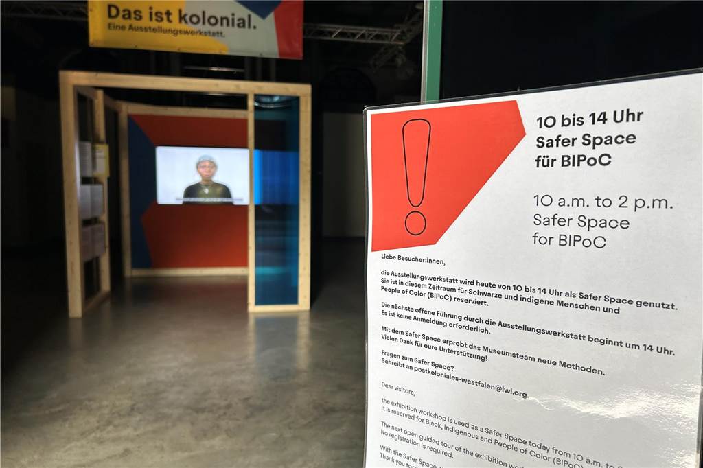 Wie die Zeche Zollern im Zentrum eines rechten Shitstorms landete Das Schild des Anstoßes im Eigangsbereich der Ausstellungswerkstatt
