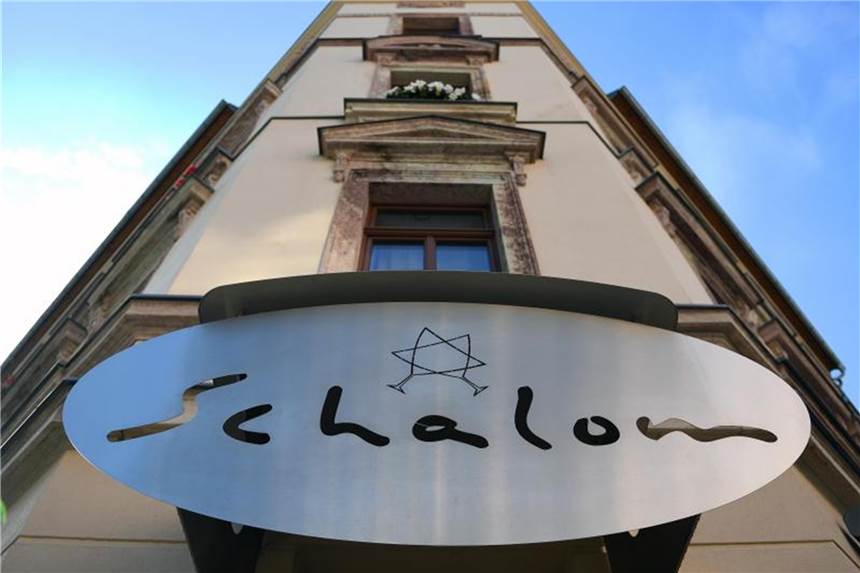 Proteste in Chemnitz störungsfrei Das Schild des jüdischen Restaurants „Schalom“ im Zentrum von Chemnitz. Foto: Hendrik Schmidt