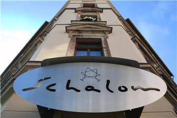 Das Schild des jüdischen Restaurants „Schalom“ im Zentrum von Chemnitz. Foto: Hendrik Schmidt
