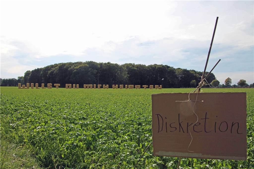 Romantischer Heiratsantrag: Bei 277 Strohballen konnte Daniela Ungrund nicht „Nein“ sagen Das Schild „Diskretion“ am Wirtschaftsweg hatte schon Tage zuvor alle Passanten darum gebeten, dicht zu halten. Es hatte gewirkt: Daniela Ungrund hatten den Heiratsantrag aus Strohballen, den Georg Upgang für sie aufs Feld gesetzt hatte, vor Sonntagnachmittag nicht gesehen.