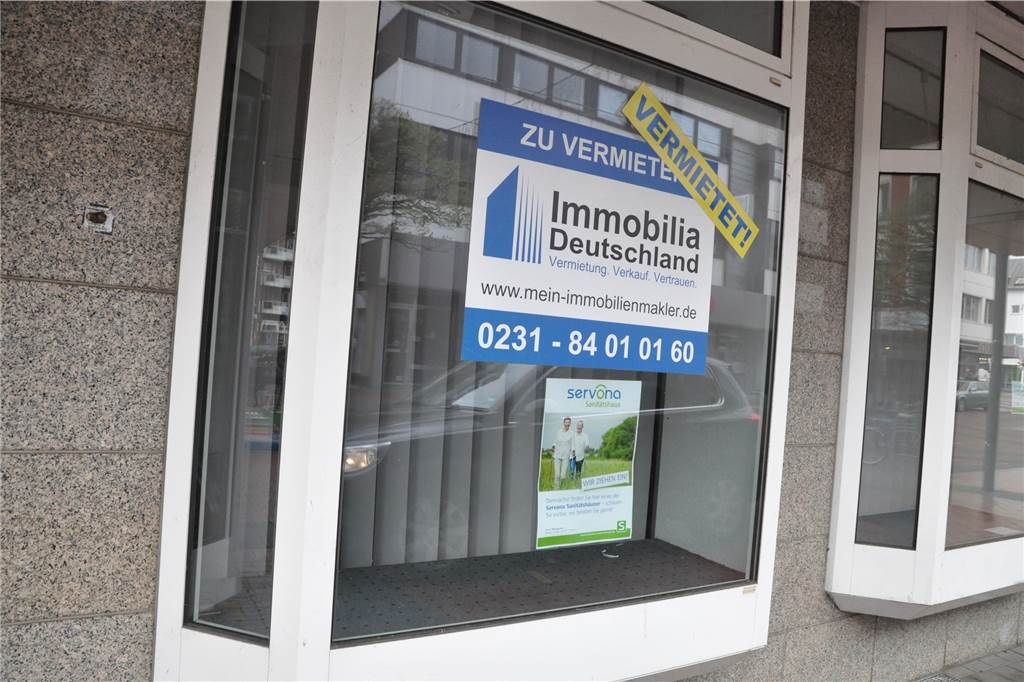 Das Schild hängt schon länger in den Fenstern der früheren Commerzbankfiliale - aber noch ist Servona nicht von der einen auf die andere Straßenseite gezogen.