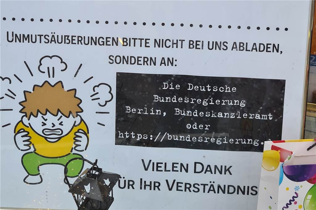 „Beschwerden an Bundesregierung“: Mertens-Leufen sorgt für Erheiterung Das Schild im Schaufenster verweist Wütende an die Bundesregierung.