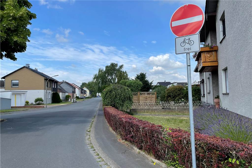 Freibad Hardenberg: Große Mehrheit ignoriert die Einbahnstraßenregelung "Verbot der Einfahrt"-Schild im Badweg in Deusen