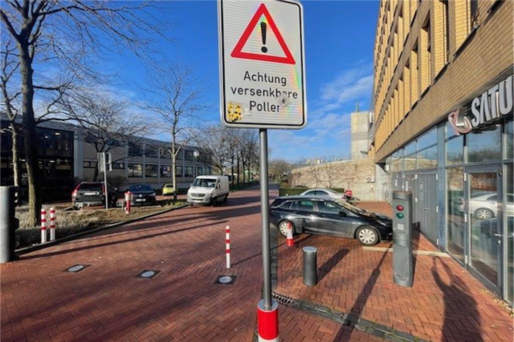 Pannen-Poller zwischen Rathaus und Media Markt: bis zu 70.000 Euro Das Schild stammt noch aus besseren Zeiten. Heute braucht niemand mehr auf automatisch versenkbare Poller auf der Zufahrt zum Lüner Marktplatz hingewiesen zu werden. Denn sie sind schon seit rund drei Jahren defekt.