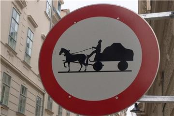 Das Schild verbietet Pferdegespannen die Durchfahrt. Foto: Matthias Röder/Archiv