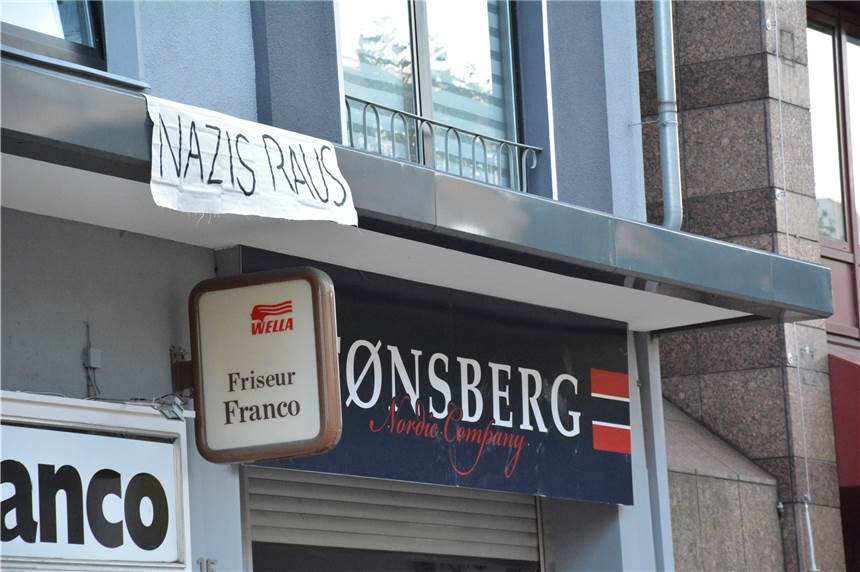 Farb-Angriff auf Thor-Steinar-Laden am Brüderweg Das Schild von „Tønsberg“ wurde am Mittwoch mit Farbe beschmiert.