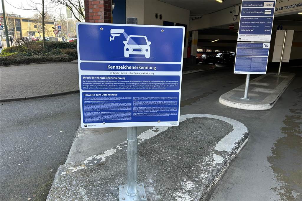 Schild an der Einfahrt zum Parkhaus Tobiaspark in Lünen, wo auf die Kennzeichenerkennung hingewiesen wird.