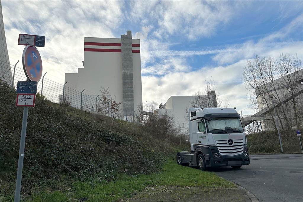 Lkw parken in Feuerwehreinfahrt zum Trianel-Kraftwerk: Problem mit Müll und Fäkalien Schild absolutes Halteverbot und Lkw