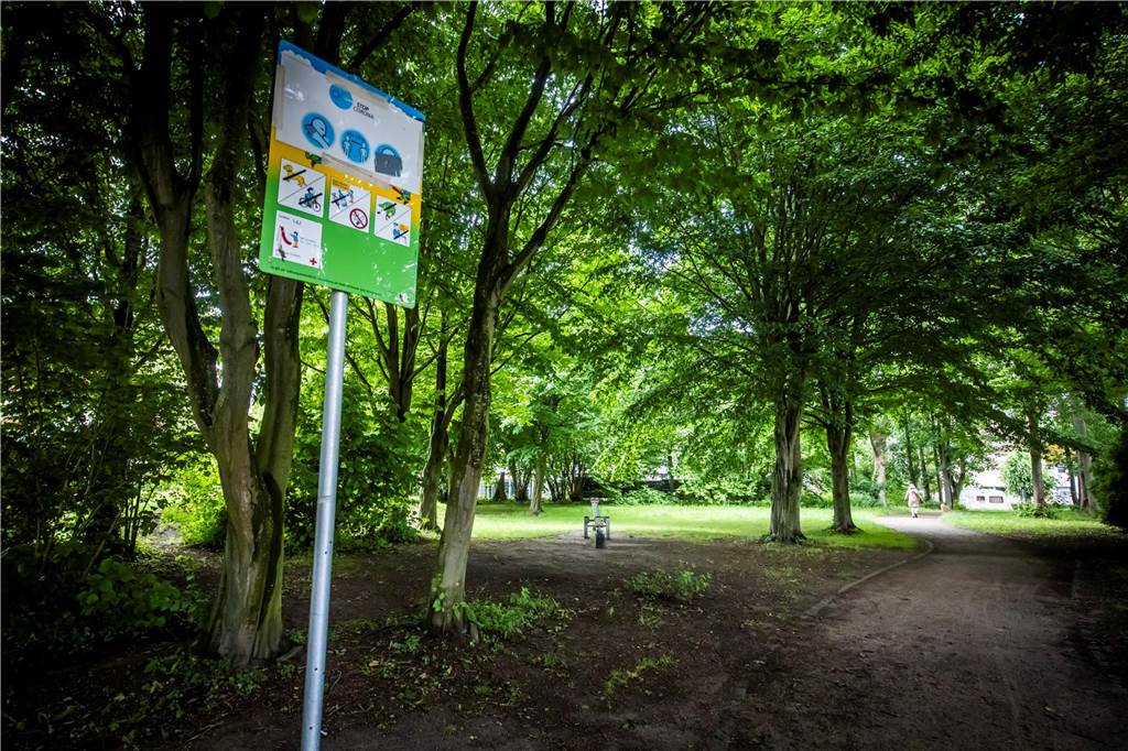 Immer wieder Ärger im Dorneywald: Wo müssen Hunde an die Leine, wo nicht? Spielplatzschild mit Verboten in Lütgendortmund